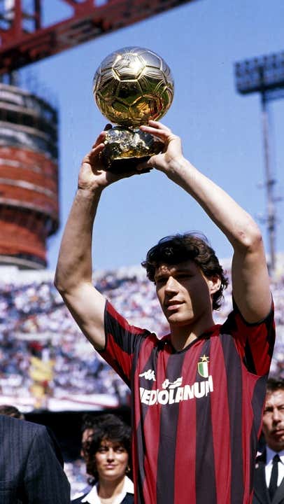 Van Basten, con uno de sus trofeos del Balón de Oro. GETTY