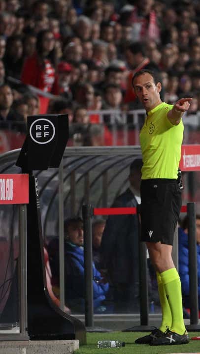 Melero López no decretó mano de Romeu porque Mario Hermoso hizo antes falta en el minuto 49. AFP