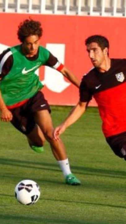 Ángel Encinar, con Raúl García en un entrenamiento del Atlético de Madrid.