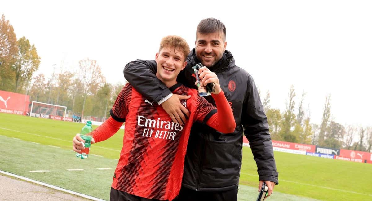 David Rodríguez con uno de sus jugadores. /AC MILAN