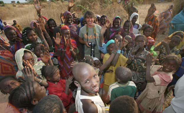 Eric Vargiolu, en un poblado africano. Archivo Personal