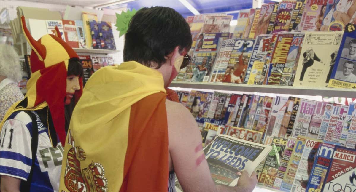Varios aficionados de España consultan la prensa, en una foto de archivo. /Getty