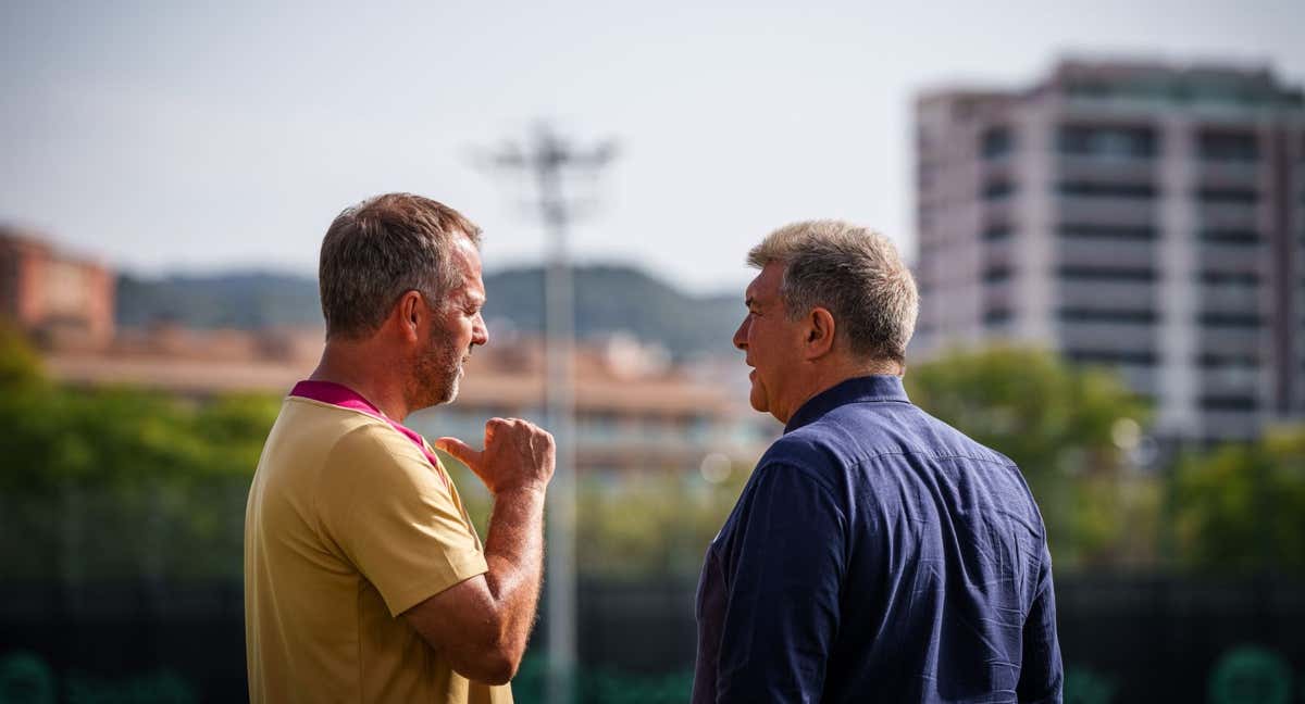 Hansi Flick y Joan Laporta charlando antes de un entrenamiento. /FCB