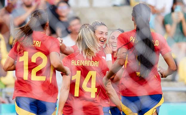Alexia Putellas celebrando con el equipo su gol. RFEF