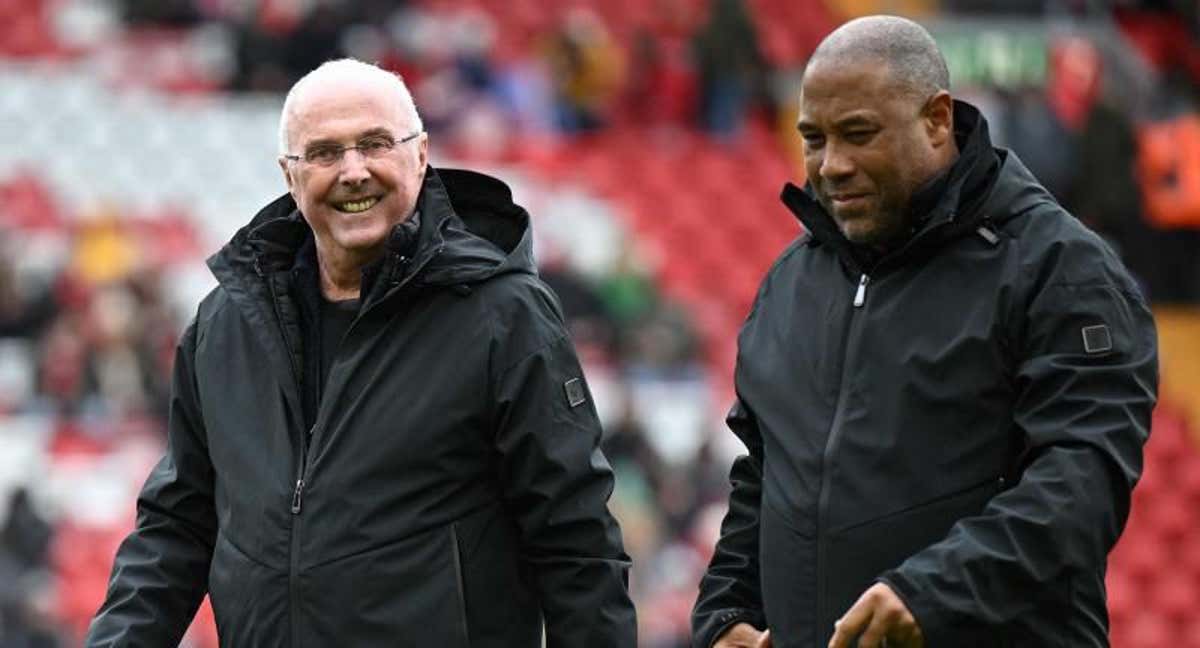 Sven-Goran Eriksson junto a John Barnes en un partido homenaje en Liverpool en marzo/AFP