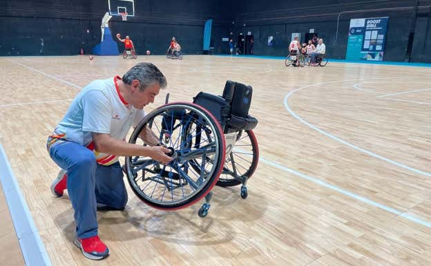 Pedro Gracia repara una silla de ruedas de competición. CPE
