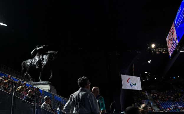 La estatua de Joseph Joffre 'disfruta' del judo paralímpico. CPE / David Ramírez