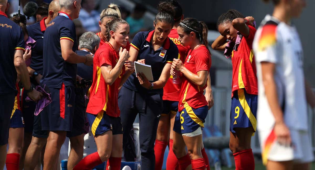 Montse Tomé da indicaciones a Aitana Bonmatí y Salma Paralluelo, jugadoras del Barça, durante un partido de la Selección en los JJ. OO. /GETTY