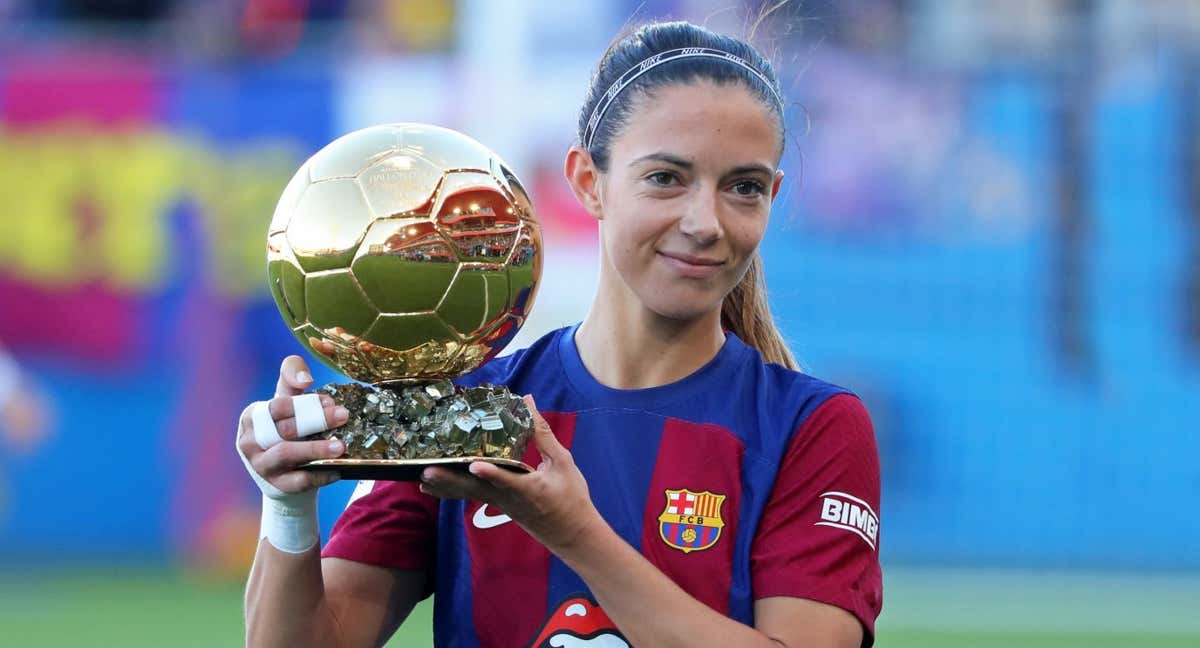 Aitana Bonmatí, con el Balón de Oro que ganó en la pasada edición. /GETTY