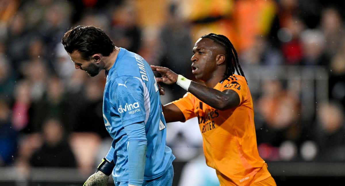 Vinicius y Dimitrievski./REUTERS
