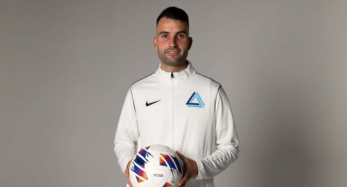 Aarón Sánchez posa para Relevo con el balón de la liga universitaria de Estados Unidos. /RELEVO / ALEJANDRO MORÁN