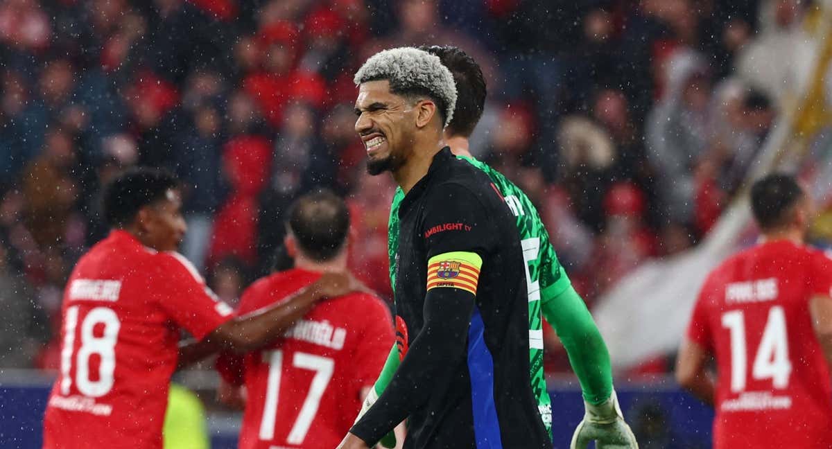 Ronald Araujo, en el partido contra el Benfica, ejerciendo como capitán. /EFE