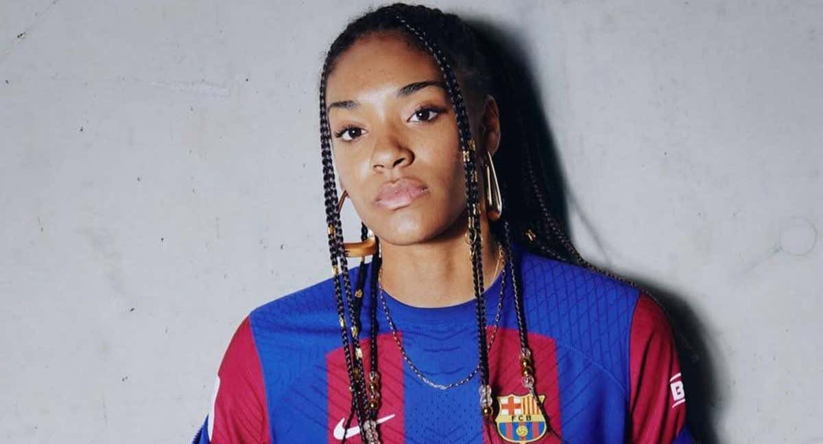 Salma Paralluelo, jugadora del Barça, posa en una sesión de fotos del club azulgrana. /INSTAGRAM: SALMA PARALLUELO