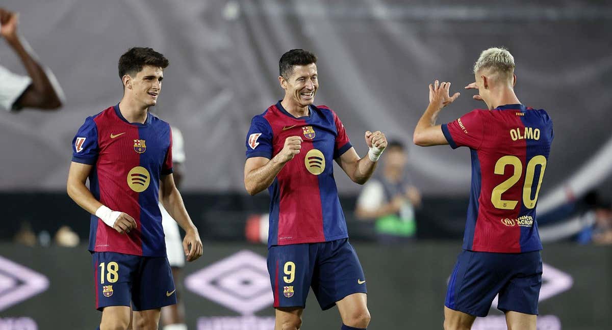 Dani Olmo celebra un gol de Lewandowski en presencia de Pau Victor./Getty Images