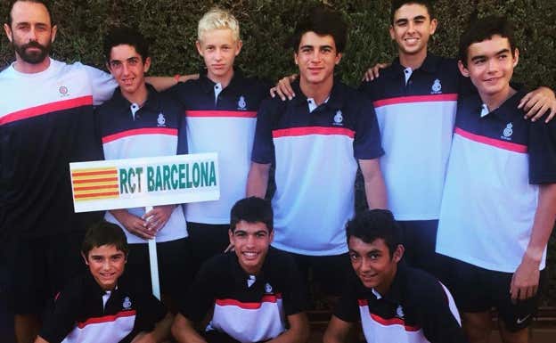 Carlos Alcaraz, abajo en el medio, y Dani Rincón, a su izquierda, tras ganar el campeonato de España por equipos en 2017. Instagram/Rincón