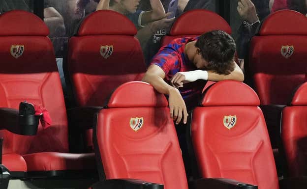 Joao Félix cabizbajo en el banquillo del Estadio de Vallecas  GETTY IMAGES