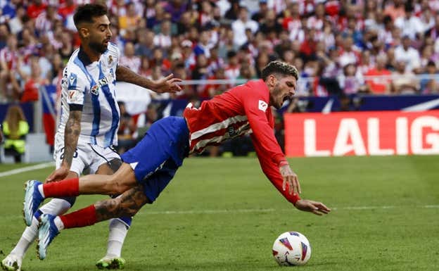 Brais detiene a De Paul con una falta cerca del centro del campo.  EFE