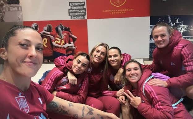 Publicación de Jenni Hermoso en el primer día de concentración junto a Misa, Alexia, Laia Codina, Mariona e Irene Paredes.  INSTAGRAM JENNI HERMOSO