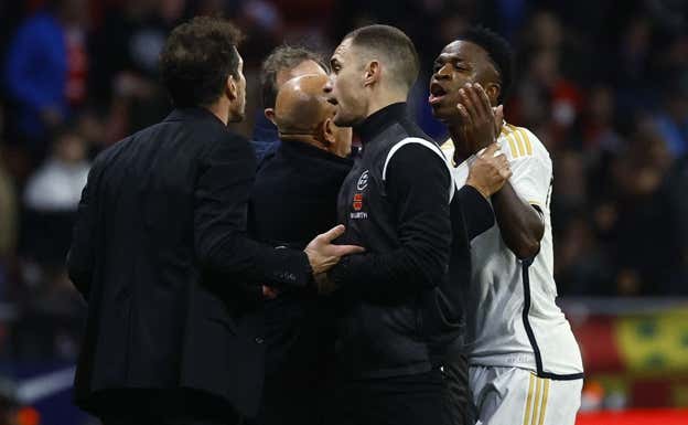 Simeone y Vinicius durante la bronca.  REUTERS
