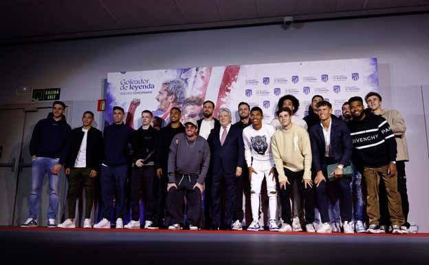 Compañeros de Griezmann en el acto.  Atlético de Madrid