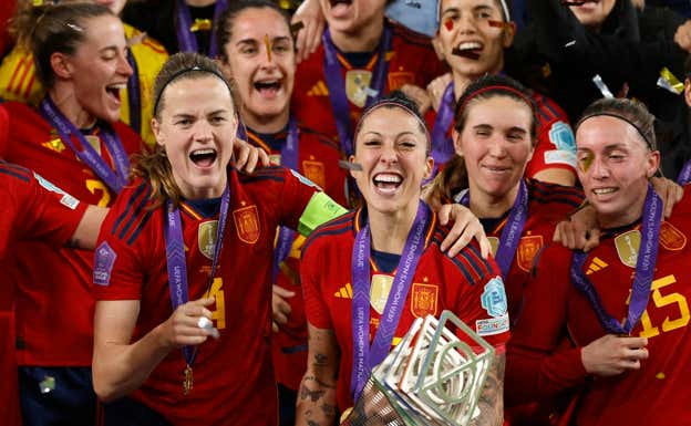 Jenni con la copa de la Nations League.  REUTERS