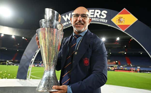De la Fuente posa con la Nations League lograda por la Selección en 2023.  GETTY