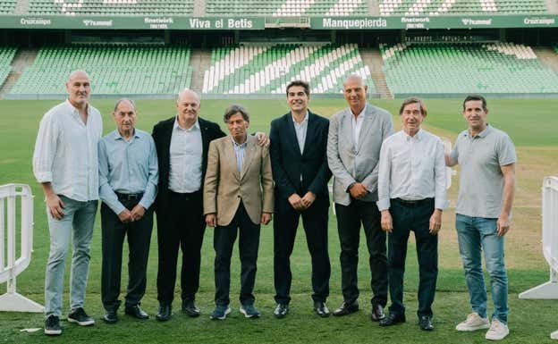 Tomás Calero junto al presidente, Ángel Haro, y entrenadores que lo acompañaron. RBB