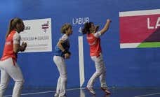 La pelota femenina se despereza muy poco a poco: «Como mucho te puedes llevar 600 euros al mes»