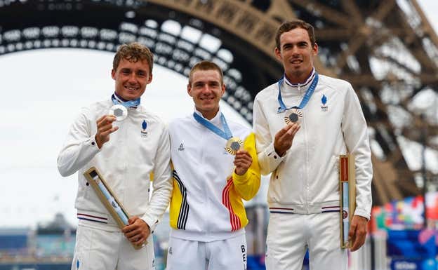 Evenepoel, en el centro de la foto, celebra la medalla conseguida en ciclismo Reuters