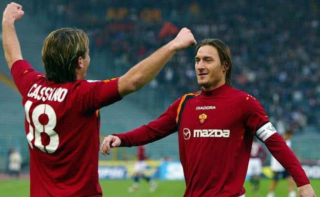 Cassano y Totti celebran un gol de la Roma. REUTERS