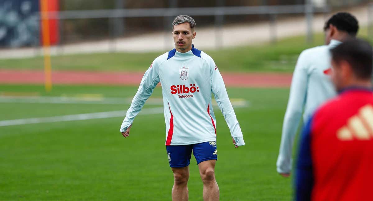 Bryan Zaragoza, con muchas opciones de ser titular, en un entrenamiento. /EP