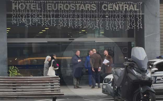 Louzán (azul) y Galán (marrón), despidiéndose el jueves en la puerta del hotel junto a sus abogados.  RELEVO