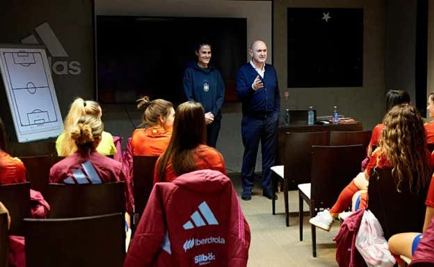 Louzán, con la selección absoluta femenina.  RFEF