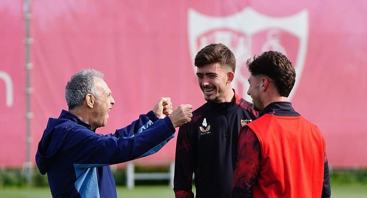Joaquín Caparrós bromea con Kike Salas y José Ángel Carmona en un entrenamiento del Sevilla./SFC