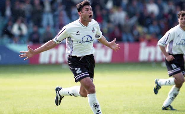 Sergio Corino celebra un gol con el Salamanca.  Relevo